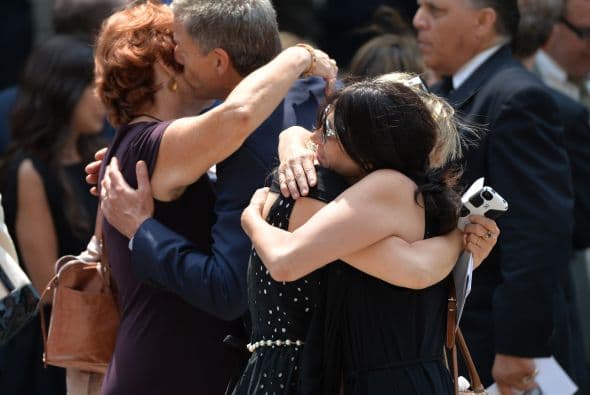 Familiares y amigos de James Gandolfini se dieron cita el día de hoy en la Catedral de San Juan el Divino, en Manhattan, para darle el último adiós al actor quien perdió la vida en Roma, Italia, mientras disfrutaba de unas vacaciones al lado de su hijo Michael. A la ceremonia asistieron poco más de 500 personas y sus amigoas más cercanos dedicaron palabras emotivas al actor de la serie “The Sopranos”. Aquí los videos más chismosos.