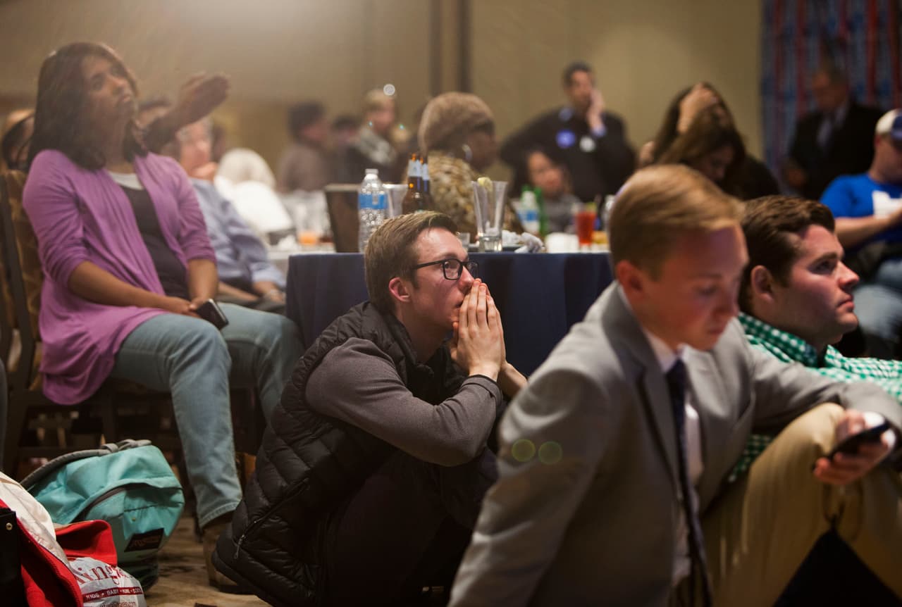 Demócratas miran por televisión los resultados parciales de las elecciones en la reunión del partido en Filadelfia, Pennsylvania.