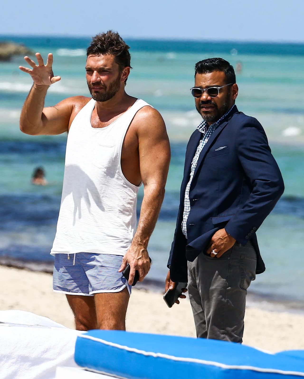 Julián Gil informó este martes que se une al elenco de la serie sobre la vida de Silvia Pinal, que pronto comienza a grabarse en México, donde residen Marjorie de Sousa y su hijo Matías Gregorio.