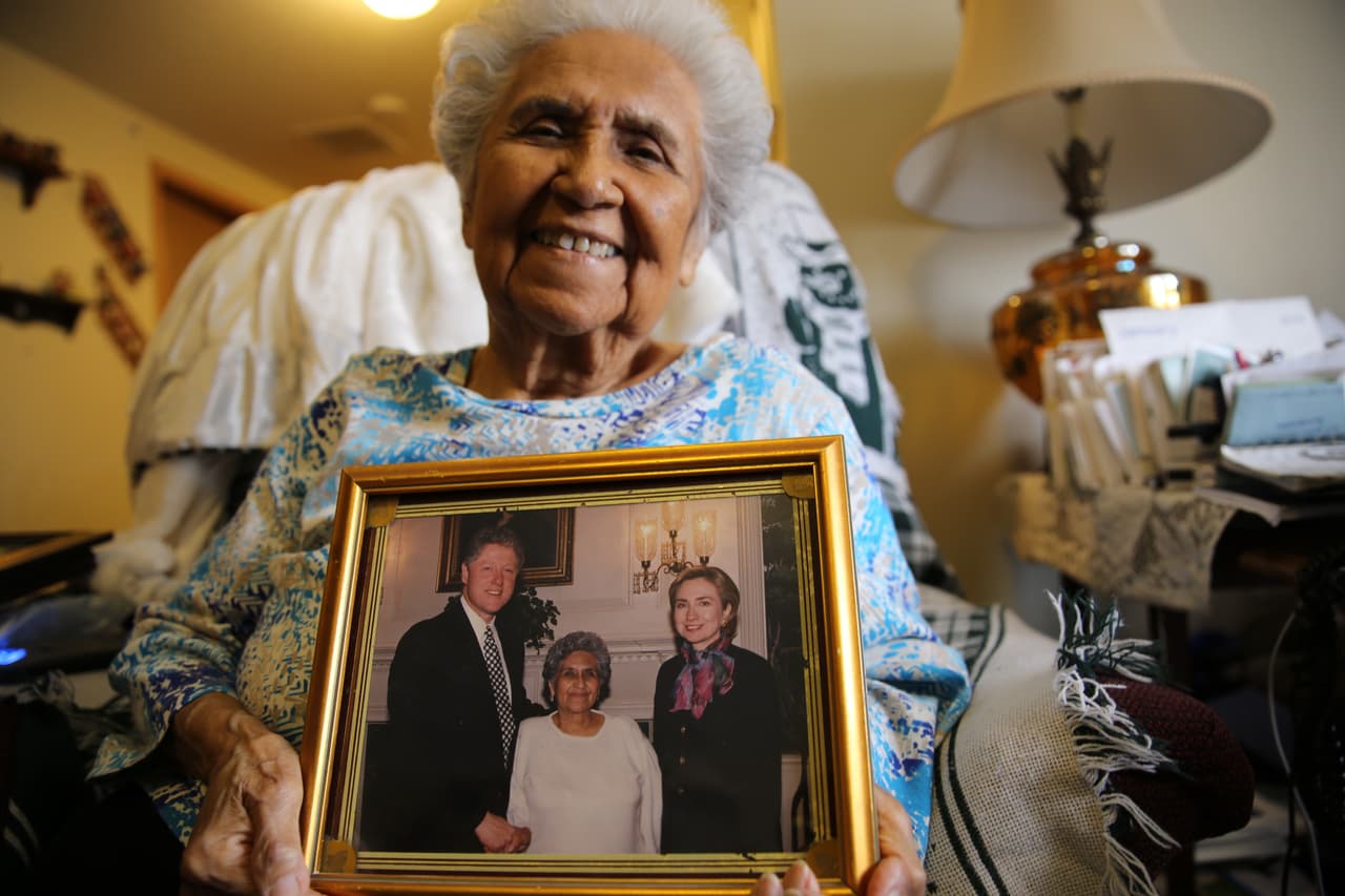 Mary Campos muestra su foto con Bill y Hillary Clinton