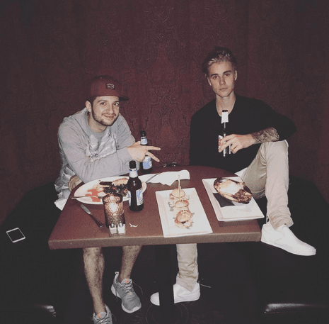 El músico sí que sabe disfrutar de la vida y cuando no está cenando o jugando con sus amigos, a él le gusta viajar.