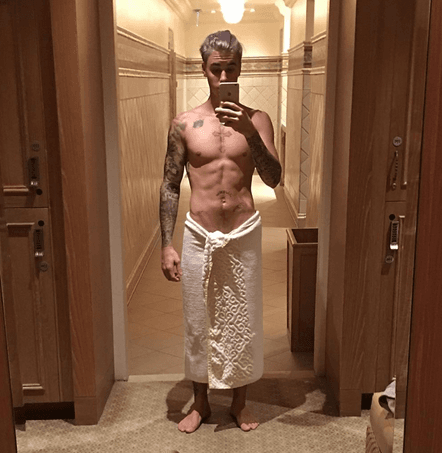 El músico tiene agrado por mostrar su torso ¿Cómo no, si lo tiene súper trabajado?