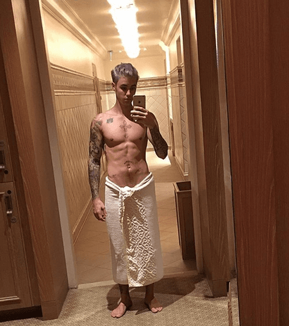 Pero no sólo presumió sus abs, sino que el músico está estrenando look.