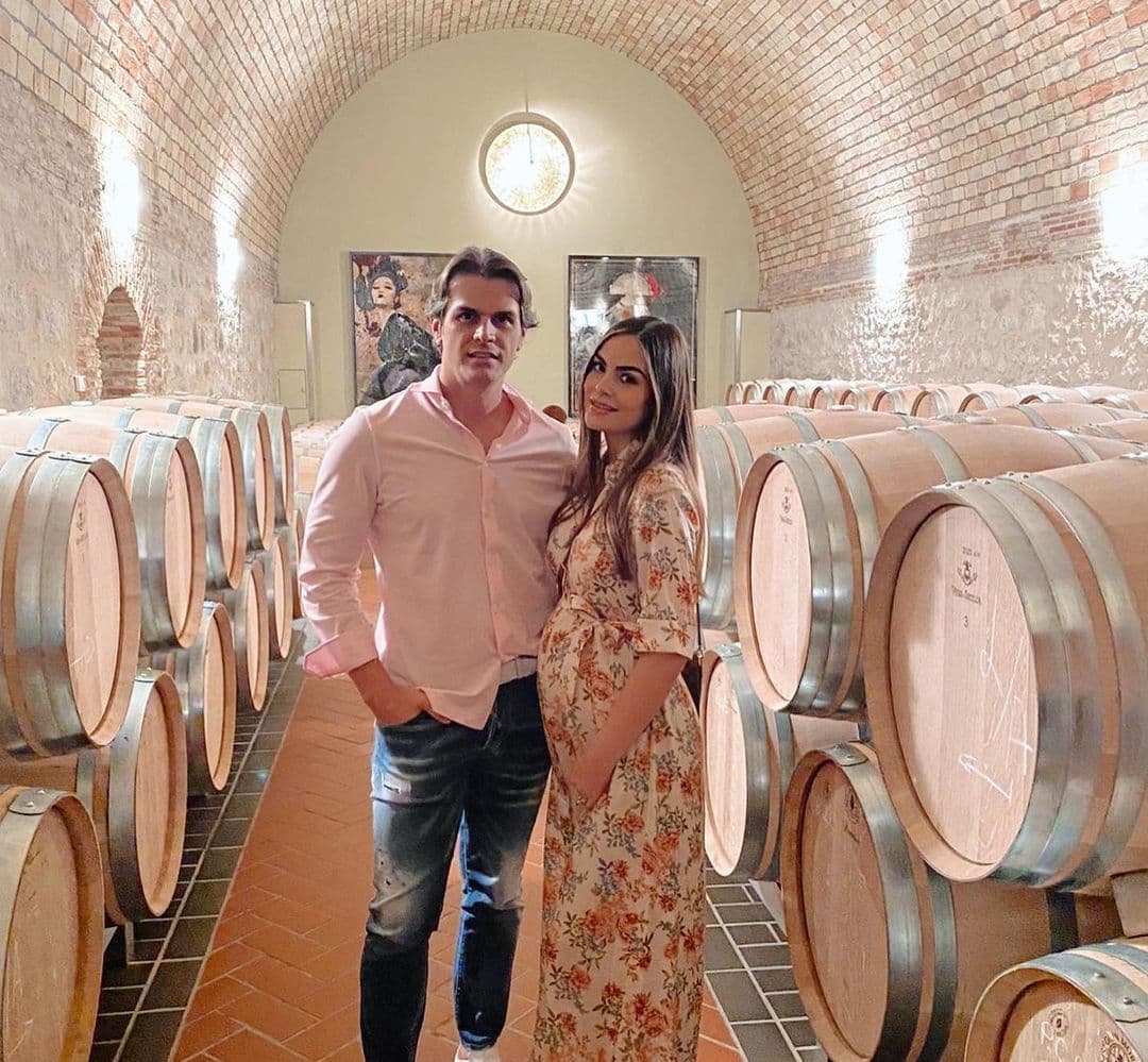 Ximena captó las tiernas imágenes en medio de sus 
<b>vacaciones de verano por Europa junto a su marido</b>. En la cuenta de Instagram de Juan Carlos Valladares aparecen varias postales en el que la actriz y modelo muestra su 'baby bump' de 20 semanas de gestación.