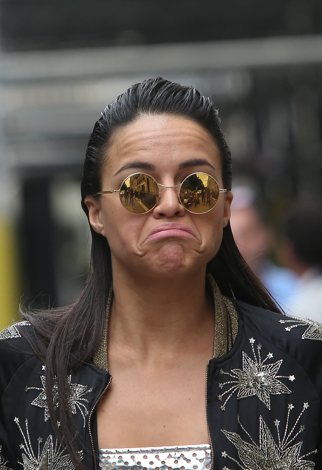 Hasta muecas le hizo a los paparazzi.