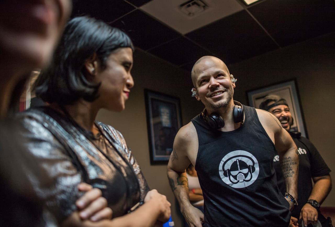 La vocalista Kianí Medina, parte de la banda de Residente, tras bastidores en el Fillmore Miami Beach antes del concierto. Fotos por Felipe Cuevas.