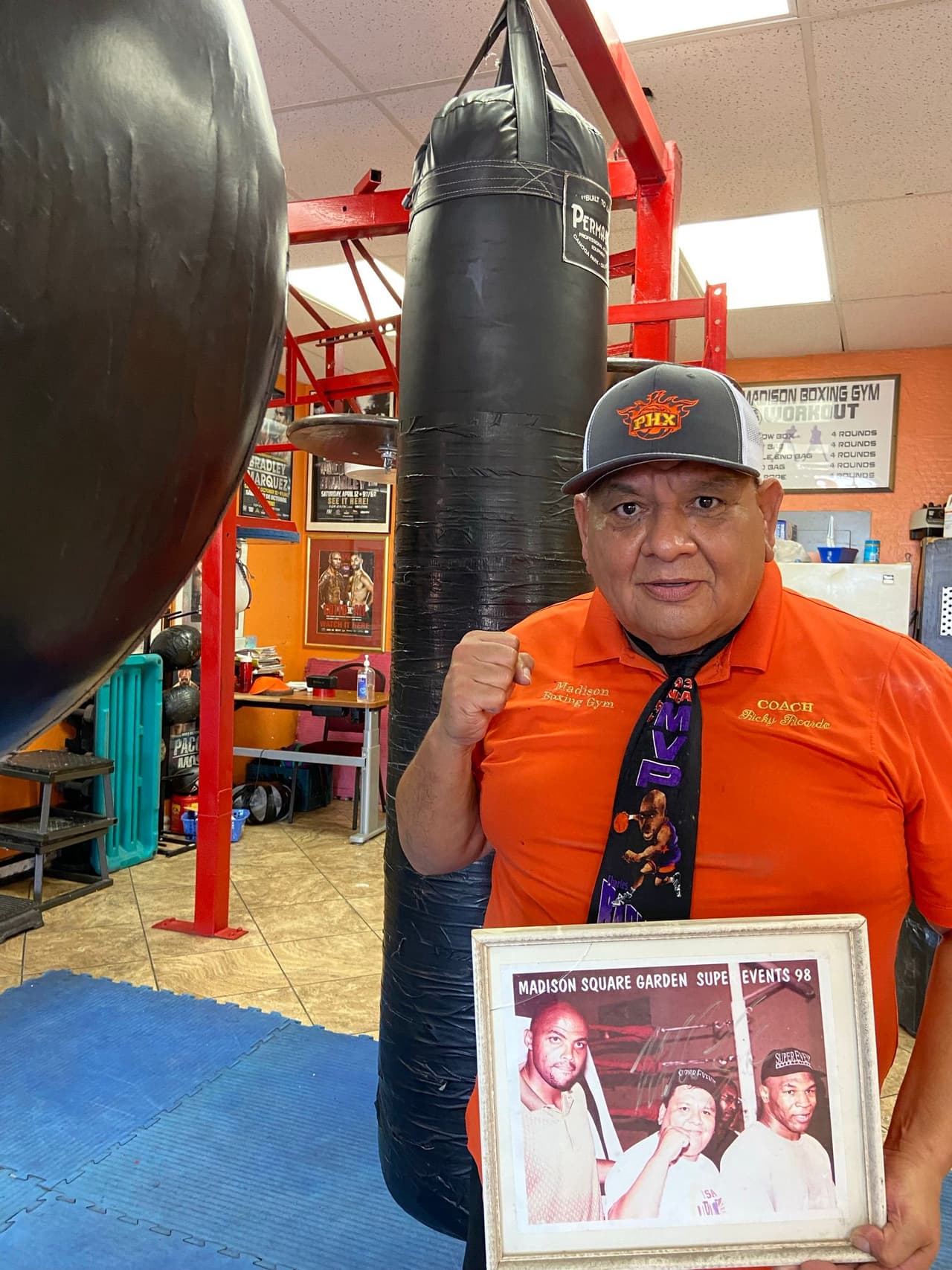 Ricky Ricardo el entrenador de boxeo que respira los colores de los Suns.