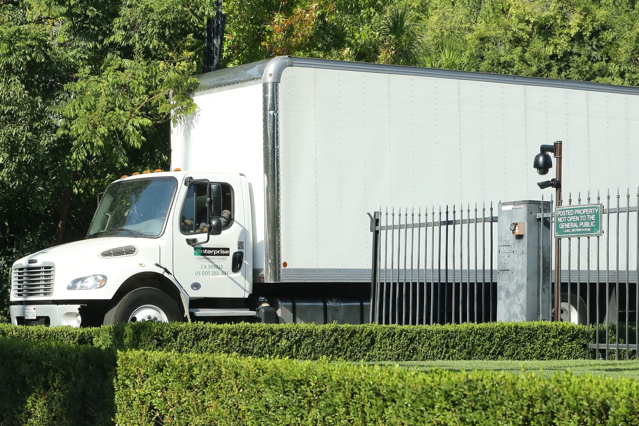 En la demanda de divorcio Angelina no reclama ninguna propiedad, porque seguramente existe un acuerdo en cuanto a los bienes.