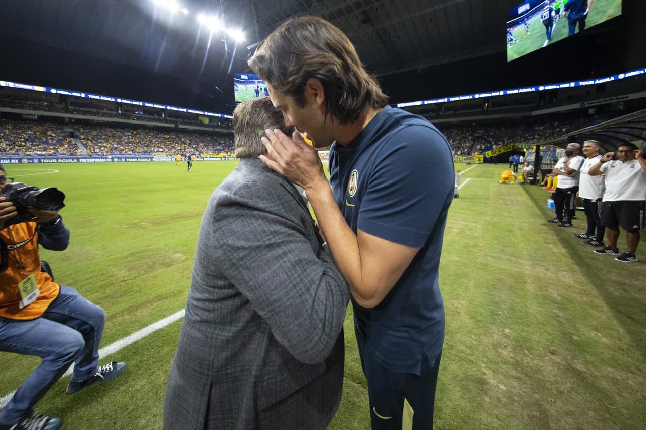 Ambos intercambiaron palabras previo al silbatazo inicial...