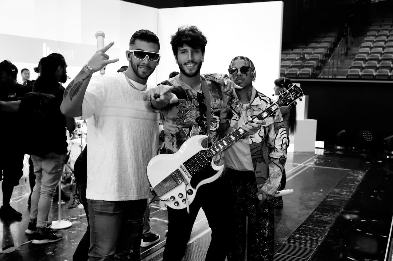 Sebastián Yatra, quien es uno de los artistas más nominados a PLN (tiene 10 postulaciones), tendrá una intervención especial con su compatriota Manuel Turizo y el reggaetonero boricua Rauw Alejandro.