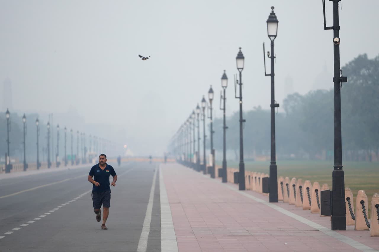Un hombre trota en medio de la niebla tóxica matinal en Nueva Delhi, el 1 de noviembre de 2024.