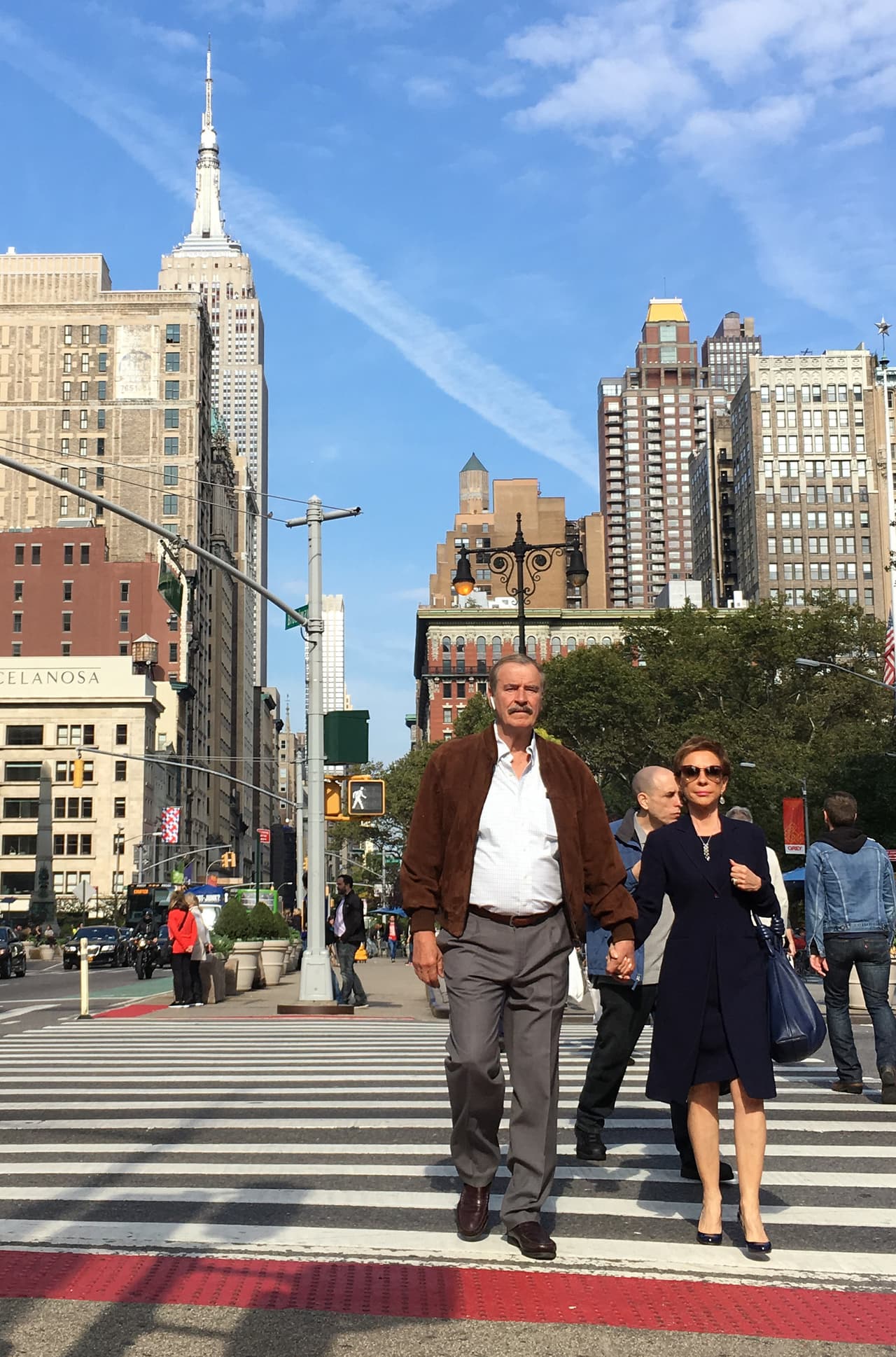 Una feliz pareja, tomaditos de las manos.