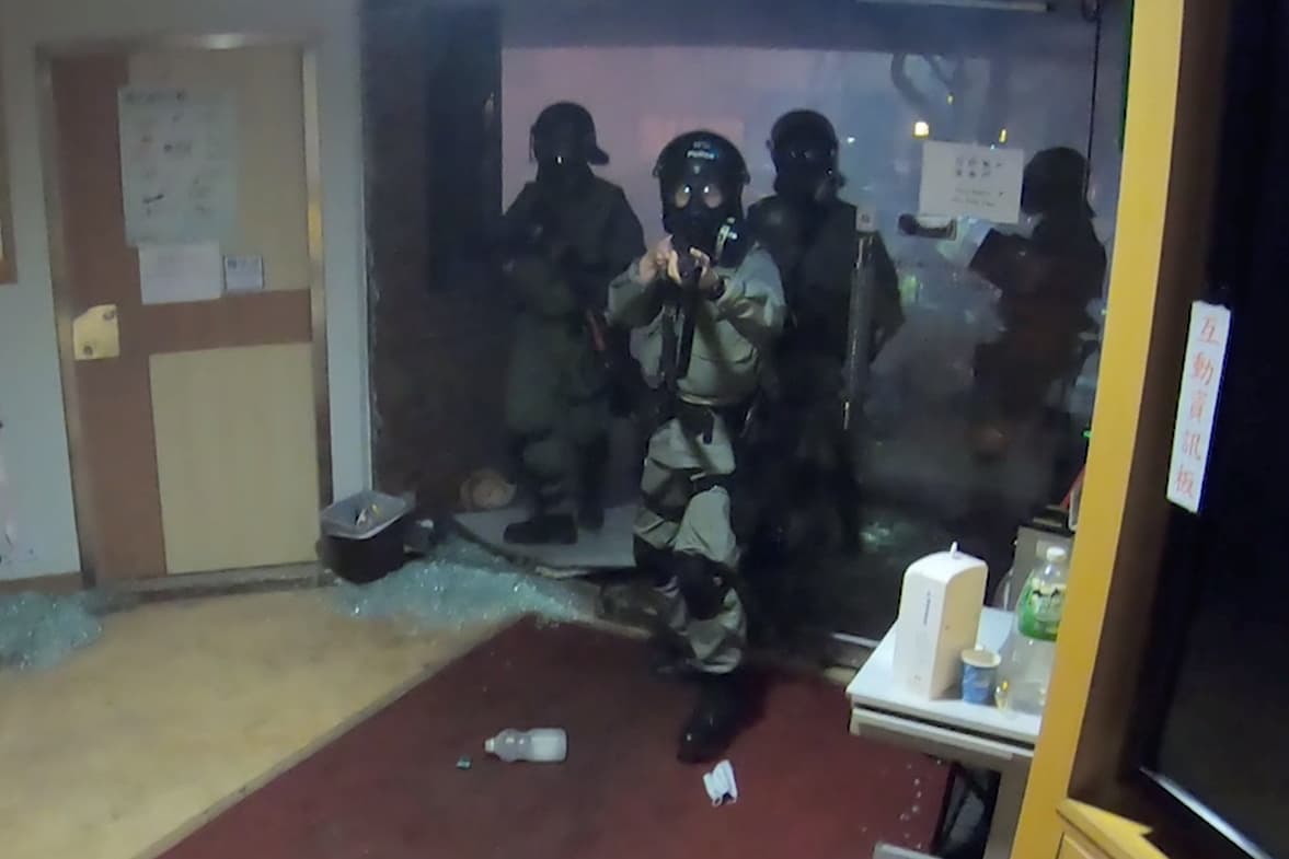 El momento en el que los policías ingresaron a la Universidad Politécnica de Hong Kong.