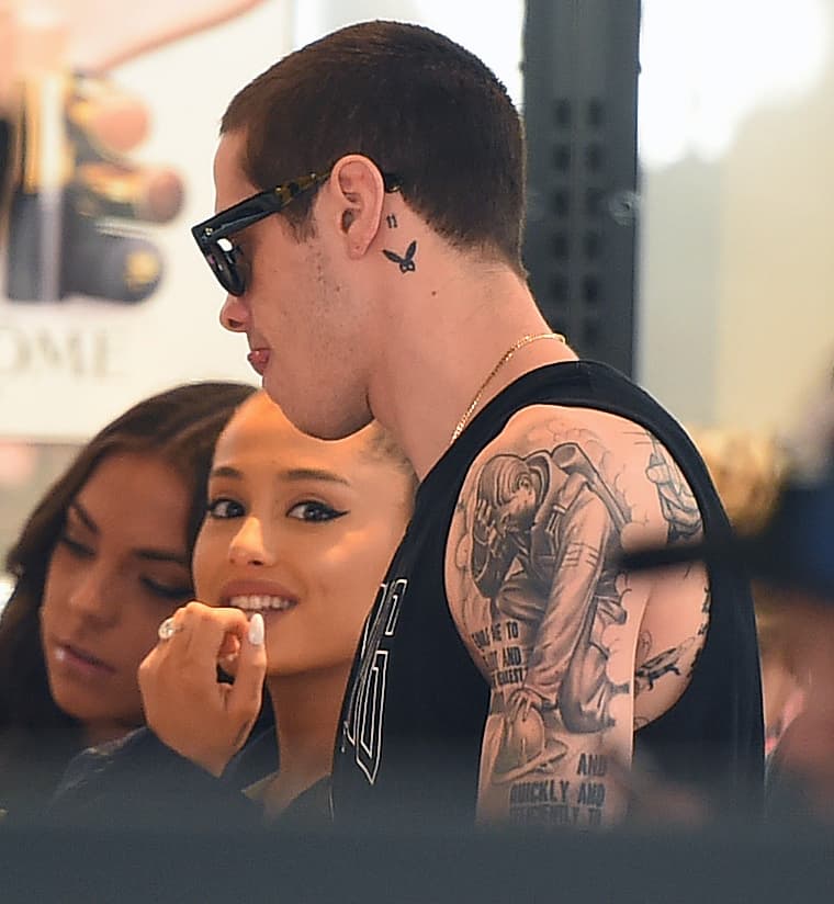 El cantante pareció indignado con la estrella de televisión porque una vez se hizo tatuar a su "héroe" Hillary Clinton en la pantorrilla.
<br>