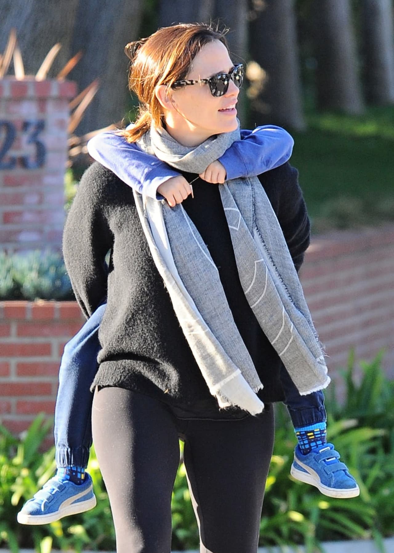 La famosa cargó en su espalda a su nene.