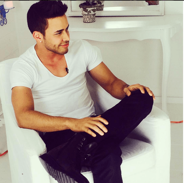 Durante sus presentaciones, los cantantes se enfocan en establecer una conexión con su público, sin fijarse en los obstáculos que pueden encontrar en el escenario. Tal como le sucedió a Prince Royce durante un concierto en Chicago.