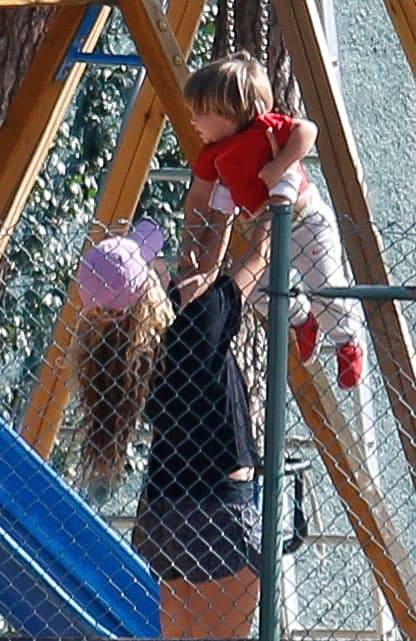 Aunque también les da espacio para que jueguen en el parque como cualquier pequeño de su edad.