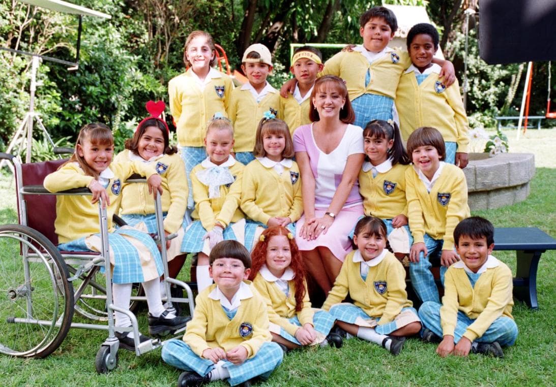 Andrea compartió el protagónico con Eduardo Capetillo. La historia contaba la vida de un grupo de niños que estudiaban en la escuela Patria Unida, donde además de hacer travesuras, también hicieron una gran amistad.