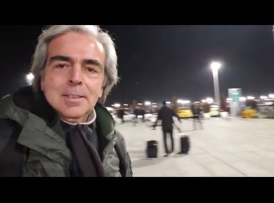 “Aquí está Haviv, mi guía (turístico). Vamos a estar aquí un día”, dijo visiblemente emocionado. 
<br>