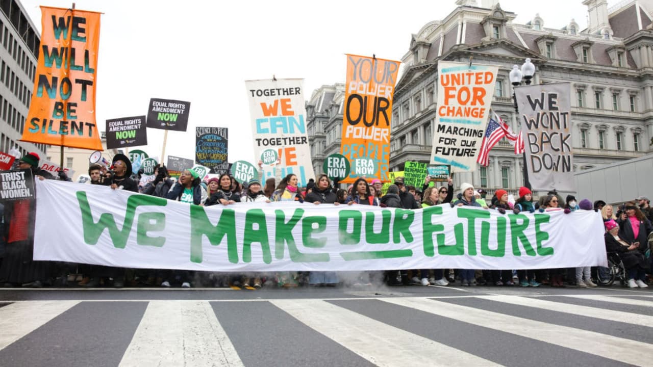 Las organizadoras de la Marcha de Mujeres del 2017 decidieron cambiar su estrategia y convocar a la Marcha de la Gente para manifestarse en Washington DC contra de las políticas de Donald Trump, a solo horas de su juramentación como presidente. Emilia Guereca, fundadora de la Marcha de Mujeres, aseguró que los republicanos no son el partido que representa al pueblo estadounidense.