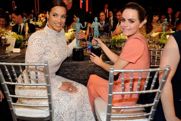 Dascha Polanco y Taryn Manning muy sonrientotas con su premio. El "Orange is the New Black" está cosechando sus frutos.