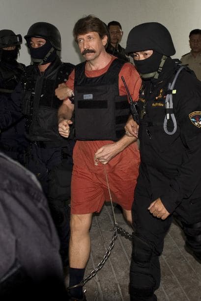 Su gran acierto fue constituir su propia flota de aviones de carga, llegó a tener unos cincuenta aparatos, según Amnistía Internacional, en vez de subcontratar el transporte de las armas.