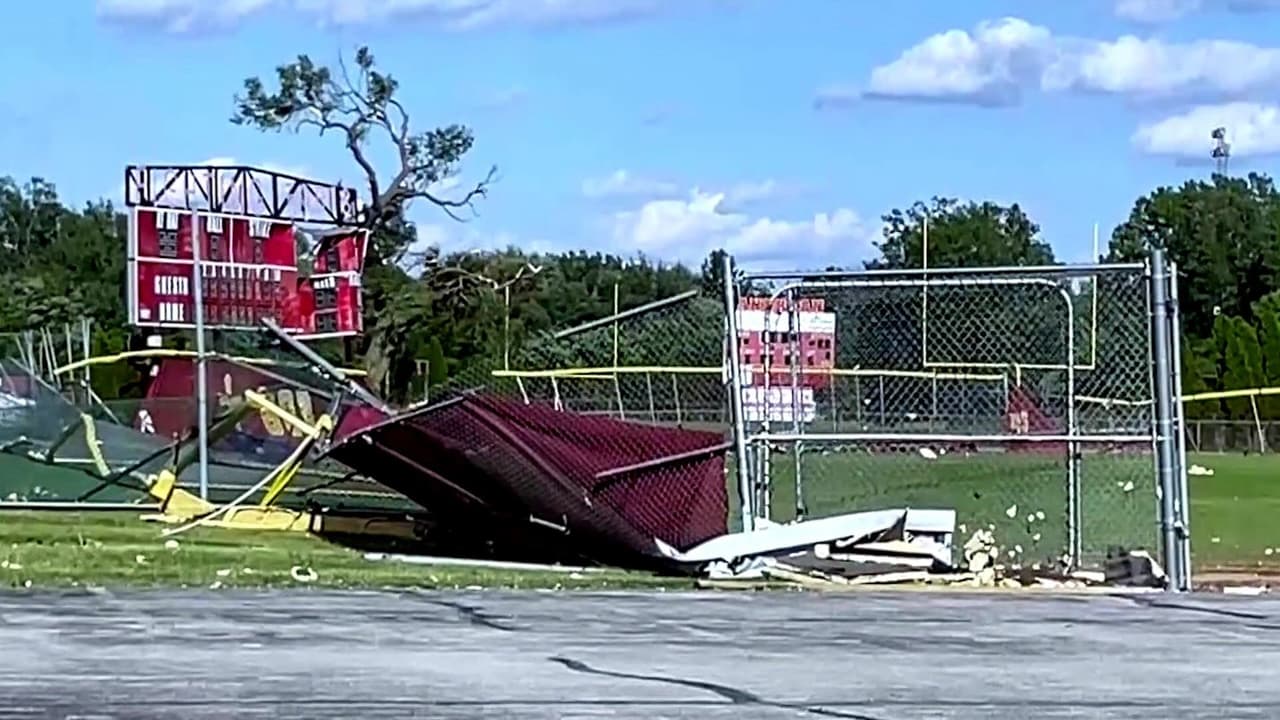 Serios daños a residencias en Merrillville, Indiana tras el azote de un posible tornado durante las tormentas de la noche del miércoles