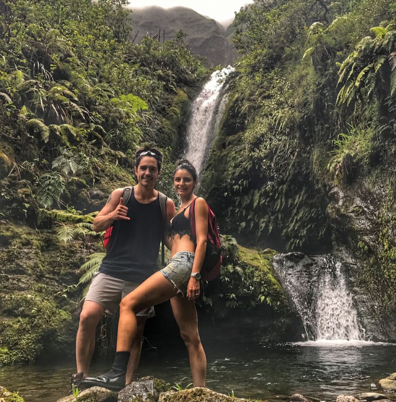 A Aislinn Derbez y Mauricio Ochmann les gusta viajar con mochila a la espalda, aman la naturaleza, prueba de ello fueron los rituales en su boda.