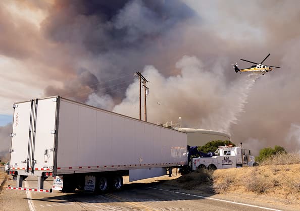 Se ordenaron evacuaciones para Paradise Mobile Estates y todas las casas o negocios al sur de Templin Highway a lo largo de Upper Ridge Route Road. Se ordenó a todos los residentes que comenzaran a evacuar hacia el norte, dijo el alguacil del valle de Santa Clarita.