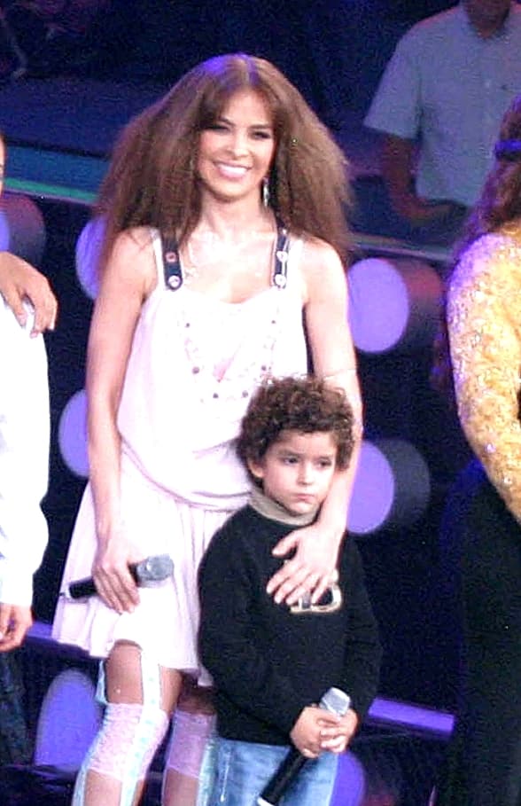 Gloria Trevi cantó acompañada de su hijo Ángel Gabriel, durante el dueto 'Sangre de mi sangre' en el programa 
<i>El Show de los Sueños, </i>2008.