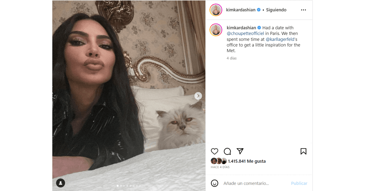 Kim Kardashian confirmó su asistencia a la Met Gala 2023 con una foto junto al gato de Karl Lagerfeld