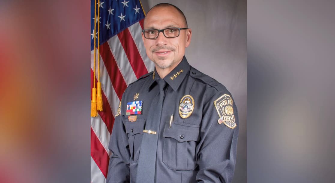 "Murió de coronavirus porque era homosexual": supuesto comentario del jefe suspendido de la policía de Davie
