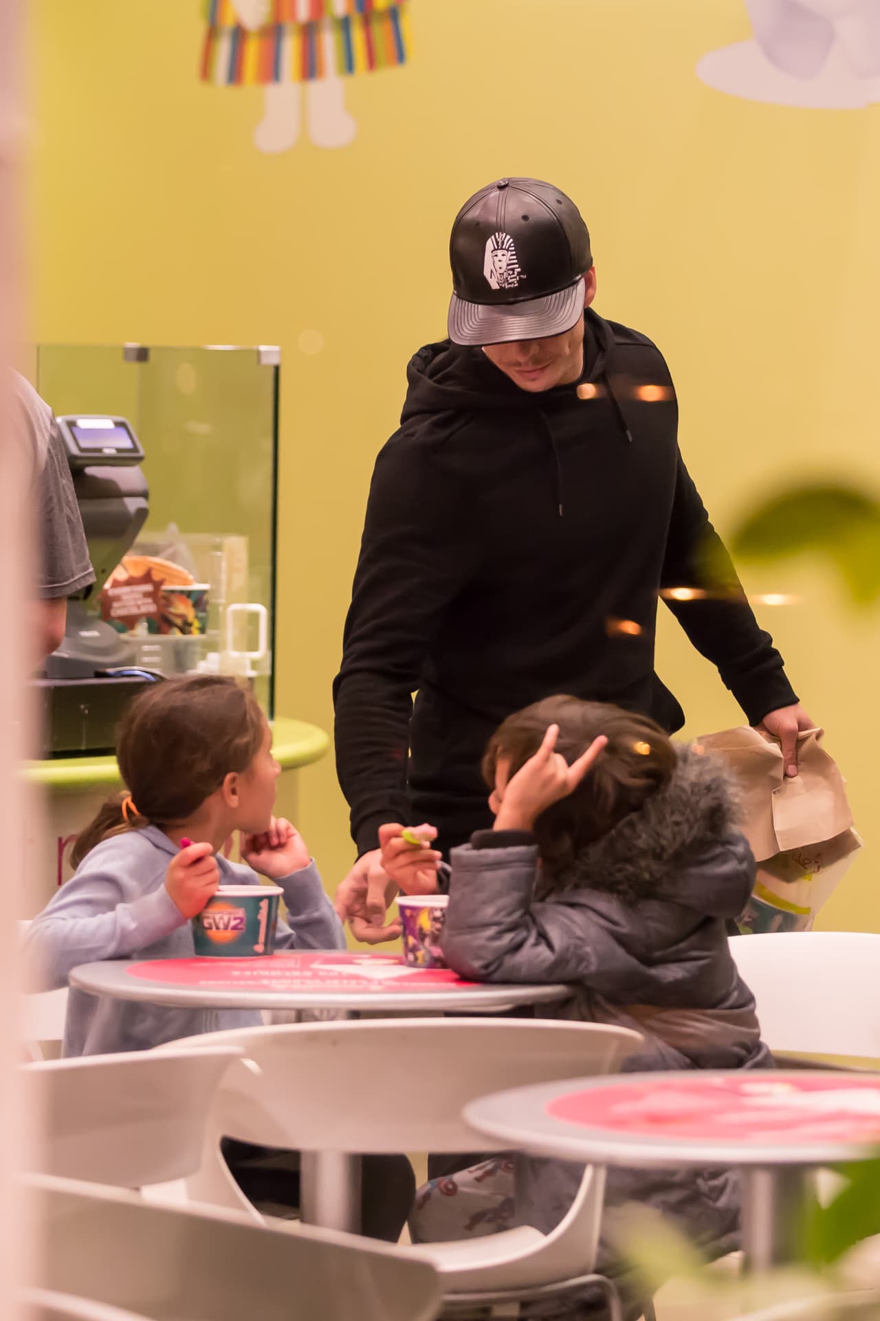 Asegurándose que estuvieran bien y tuvieran servilletas.