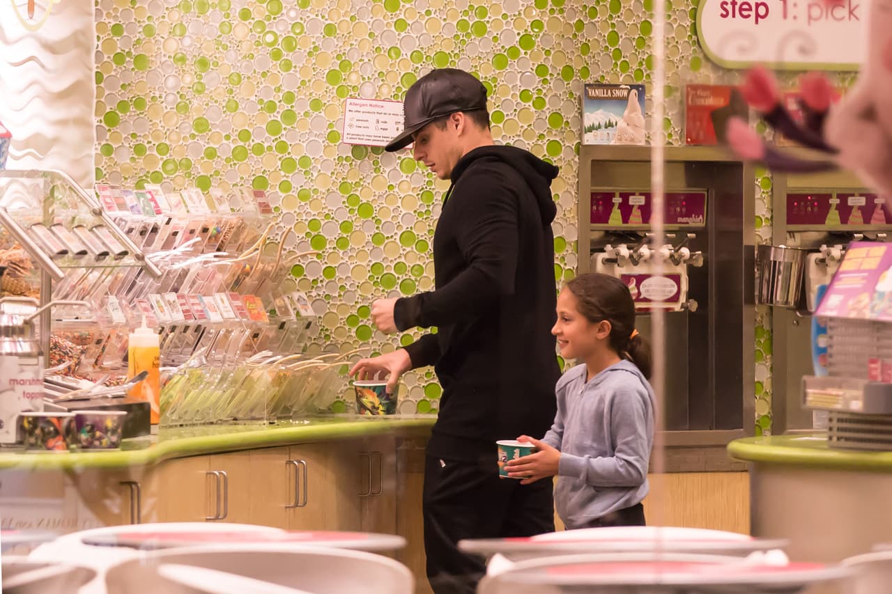 Y decidió llevarlos por un rico frozen yogurt.