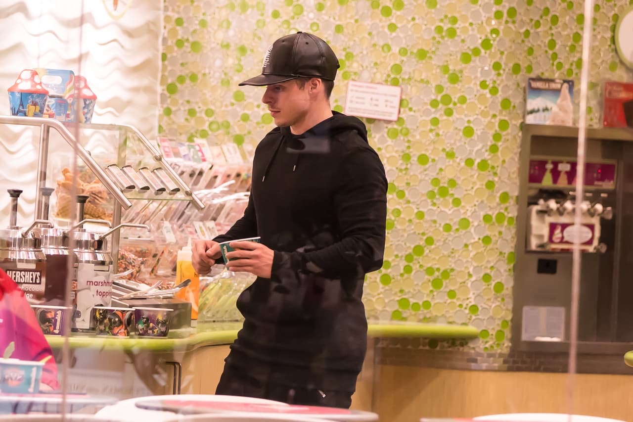 El bailarín iba completamente vestido de negro.