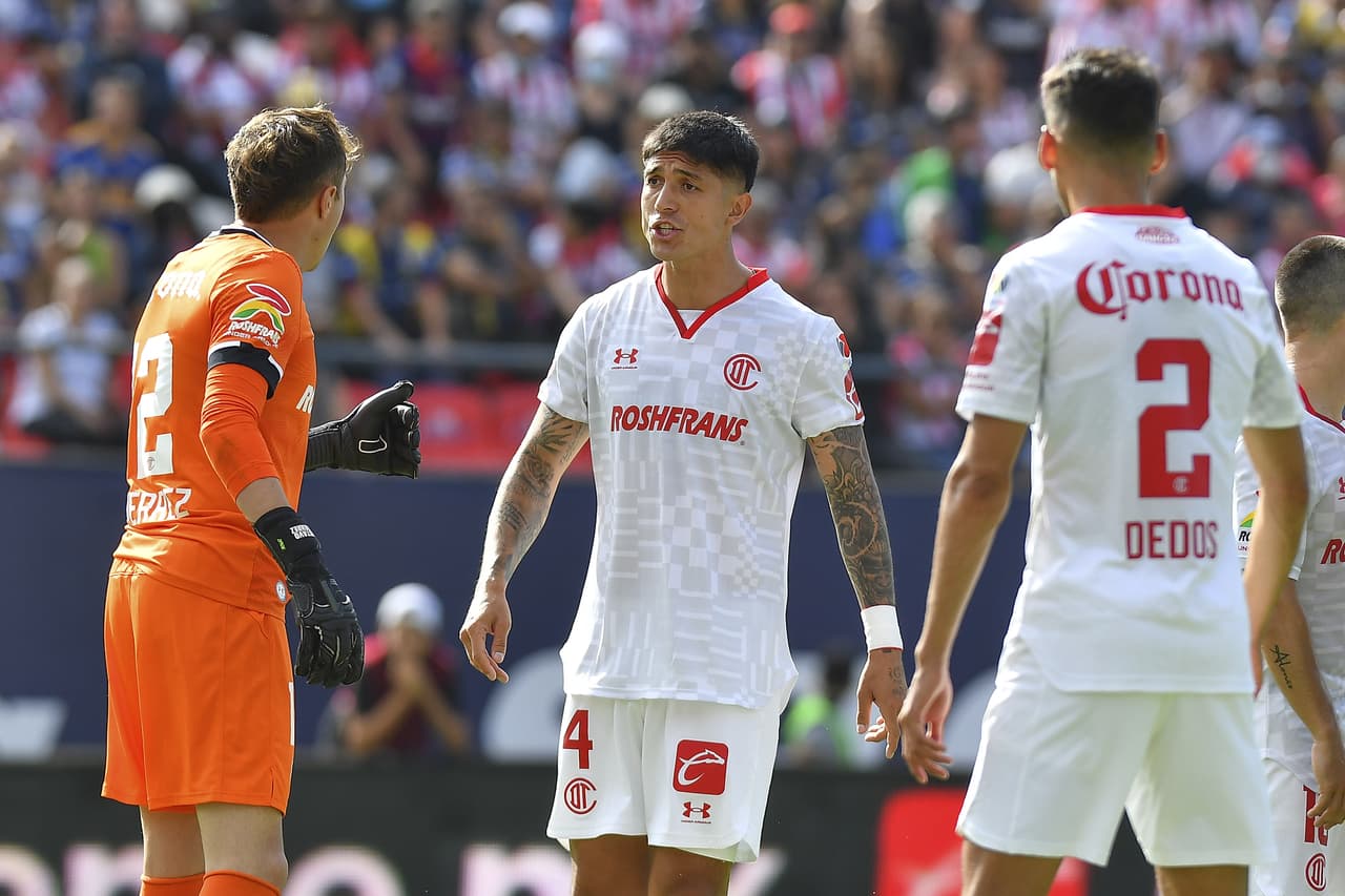 El tercer arquero, Gustavo Gutiérrez, acomodaba a su defensa.