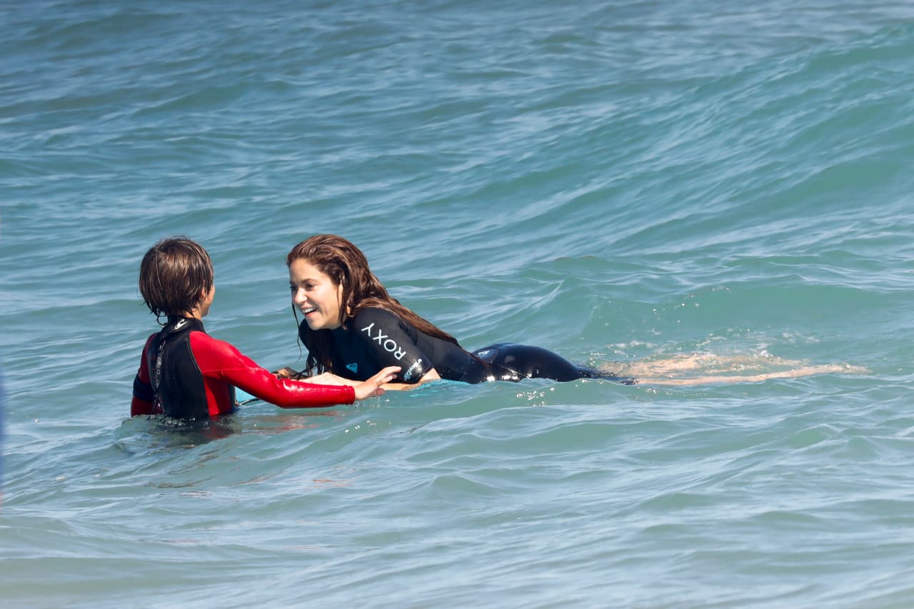 La cantante mostró sus habilidades en la tabla mientras uno de sus hijos la cuidaba.