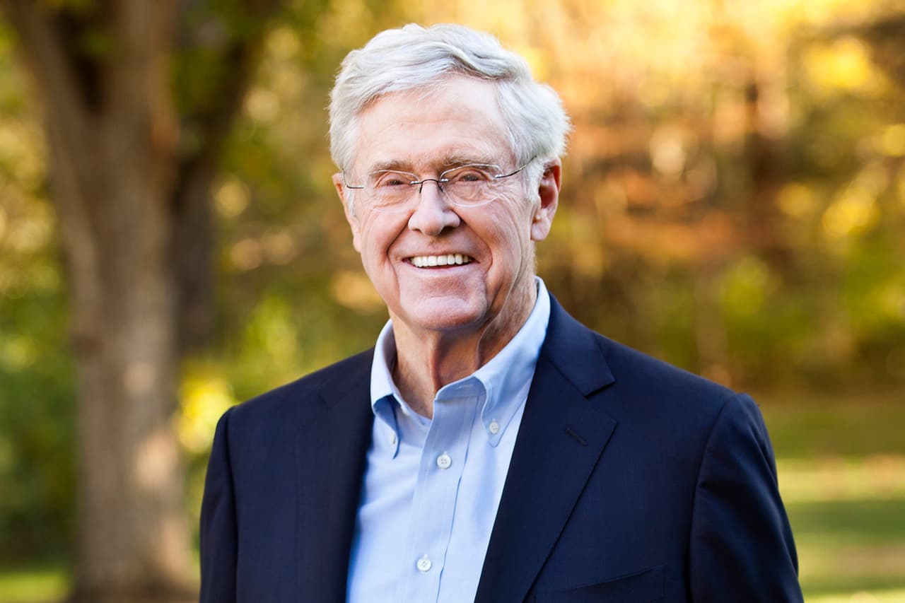 <b>Puesto 25. Charles Koch</b>
<br>
<br>Donaciones de por vida: 1,300 millones de dólares.
<br>
<br>Porcentaje del patrimonio neto donado: 2.8%.
<br>
<br>Patrimonio neto: 44,900 millones de dólares.
<br>
<br>Enfoque de sus aportes: educación, pobreza, justicia penal.
<br>
<br>El presidente y director ejecutivo de Koch Industries dijo el año pasado a través de un portavoz que su filantropía está dirigida hacia el "empoderamiento individual" y la "autorrealización". Realiza sus aportes a través de la Fundación Benéfica Charles G. Koch.
<br>