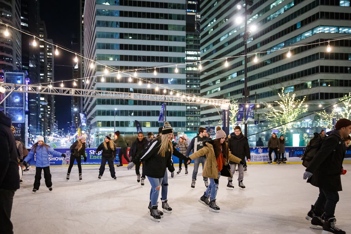 <b><a href="https://centercityphila.org/parks/dilworth-park/winter" target="_blank">Winter en Dilworth Park (hasta el 27 de febrero)</a></b>: Cuando las temperaturas bajan y las noches se alargan, Dilworth Park se transforma en un luminoso paraíso invernal, con una pista de patinaje sobre hielo, espectáculos de luces y el ayuntamiento adornado como telón de fondo icónico.