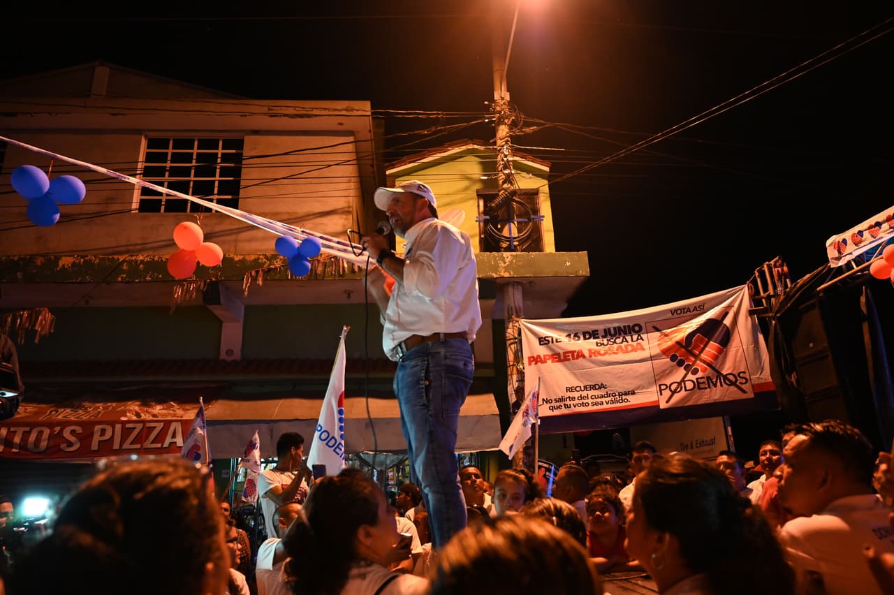 Arzú ofrece un discurso en el municipio Democracia del departamento sureño de Escuintla.