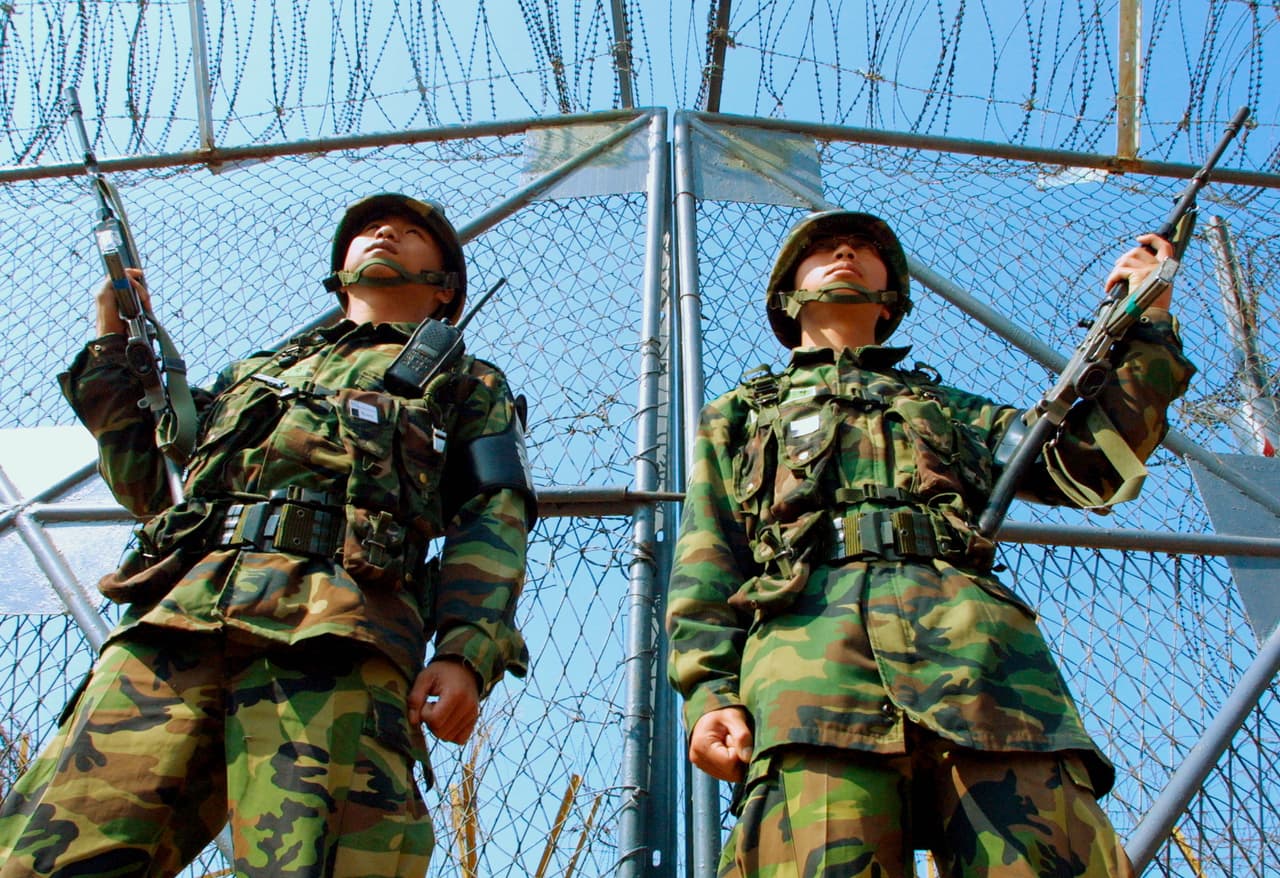 Dos soldados surcoreanos en la zona desmilitarizada en Paju, Corea del Sur.