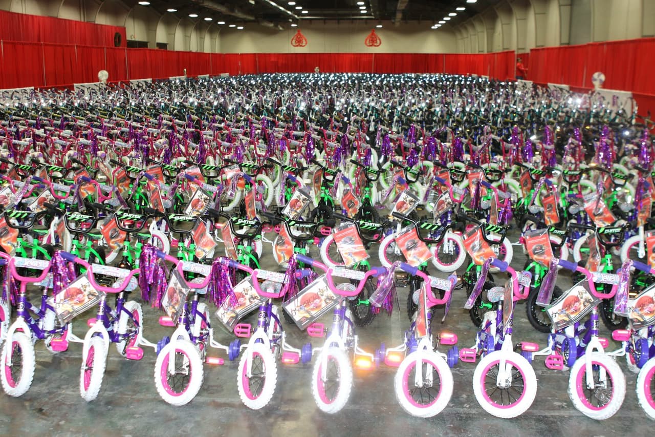 En esta oportunidad estarán entregando juguetes gratis para los niños de bajos recursos. También se regalarán, comidas, camas para niños, libros, bicicletas y ropa.
<br>