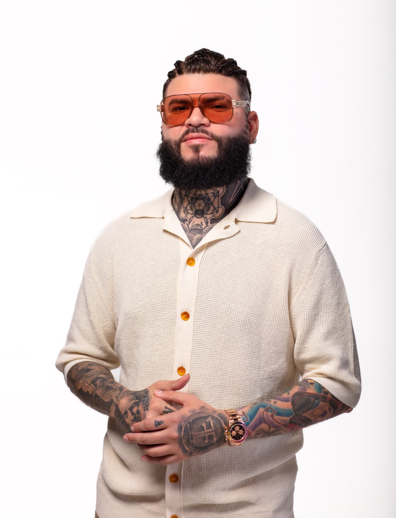 <h2 class="cms-H2-H2">Farruko</h2>
<br>
<br>El talentoso cantante y rapero puertorriqueño sorprenderá en Premios Juventud 2023 con el tan esperado TV Premiere de su último sencillo 'Pasa_je_ro', una canción que promete cautivar a la audiencia.
<br>
<br> Además, podremos disfrutar nuevamente de su exitoso tema 'Esta Vida', que ha conquistado los corazones de miles de fanáticos en todo el mundo. 
<br> 
<br>Farruko fue reconocido en la edición 20 de Premios Juventud con dos nominaciones: 
<b>Mejor Colaboración Pop/Urbano</b> y 
<b>La Coreo Más Hot.</b>
<br>
<br>En ediciones anteriores, Farruko ha ganado cuatro Premios Juventud, un logro impresionante que refleja su dedicación y compromiso con su carrera artística. 
<br>
<br>
<br>