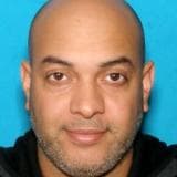 <h3 class="cms-H3-H3">Julio Alex Diaz</h3>
<br>
<br>Este dominicano de 46 años es acusado por la DEA de conspiración para poseer drogas con la intención de distribuir heroína, fentanilo y cocaína.
<br>
<br>De acuerdo con el local Diario Libre, la acusación formal en contra de Díaz fue impuesta en 2016. En operativos contra él, 
<a href="https://www.diariolibre.com/actualidad/dominicano-encabeza-lista-de-la-dea-de-fugitivos-mas-buscados-por-drogas-en-estados-unidos-EF15677425" target="_blank">las autoridades pudieron confiscar más de 8 kilos de heroína</a> y $500,000 en efectivo, según ese medio. 
<br>