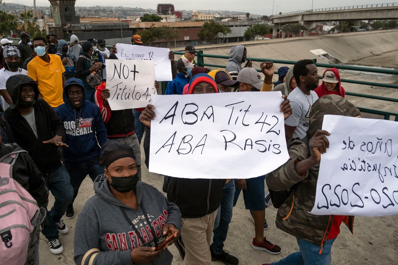 "No tenemos covid", vocearon algunos de los migrantes que participaron en las protestas en Tijuana, haciendo alusión a una política implantada durante la pandemia por el gobierno del expresidente Trump para impedir que ingresaran a EEUU personas sospechosas de portar el virus. Mira también: 
<a href="https://www.univision.com/noticias/inmigracion/fallo-corte-suprema-deja-inmigrantes-al-borde-de-deportacion-las-claves">Fallo deja a inmigrantes con errores en trámites al borde de deportación.</a>