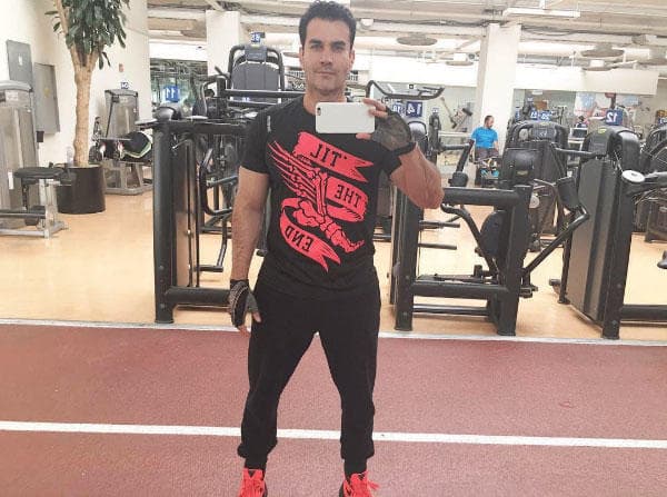 Por eso nos comparte un sin fin de selfies en el gimnasio.