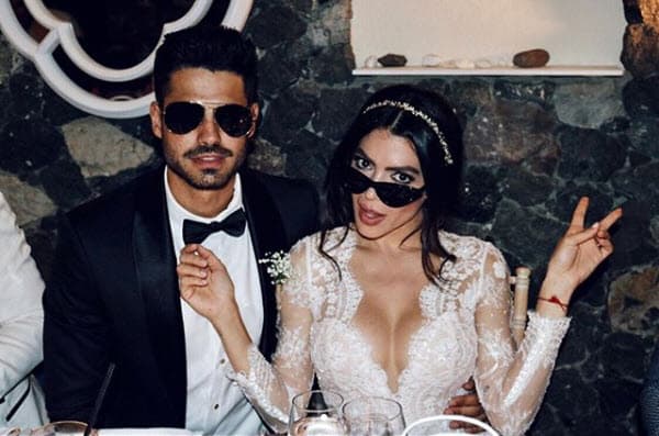 17. El 18 de agosto de 2018 Roberto Hernández se casó en una romántica boda con Danella Urbay en la isla de Santorini en Grecia.
<br>