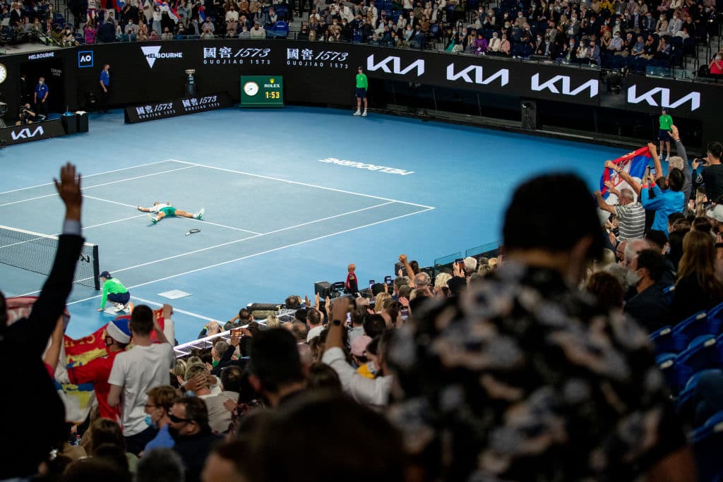El serbio Novak Djokovic fulminó al ruso Daniil Medvedev al vencerle por 7-5, 6-2 y 6-2, en una final espectacular y demasiado corta, para levantar su noveno título del Australian Open y el tercero de forma consecutiva.