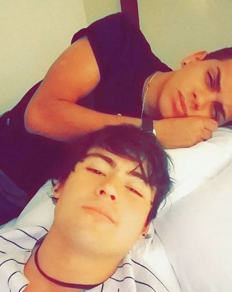 A ellos también les gusta complacer a sus fans con sus fotos. Al fin y al cabo, las seguidoras son las que los ayudarán a tener éxito en su carrera musical.