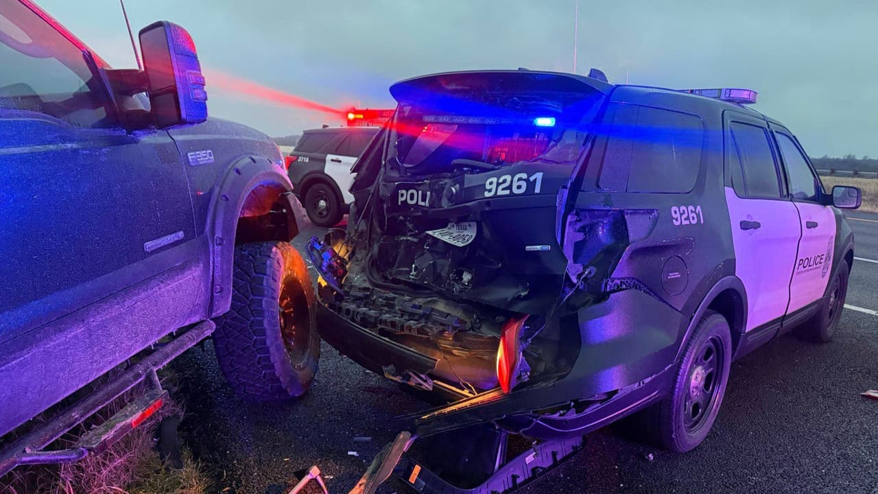 Captan el 
<b>choque de una patrulla con otro vehículo que perdió el control sobre hielo.</b> La policía informó que, a pesar del impacto, los ocupantes resultaron ilesos. Este accidente se suma a varios incidentes reportados en la ciudad debido a carreteras resbaladizas y condiciones extremas.